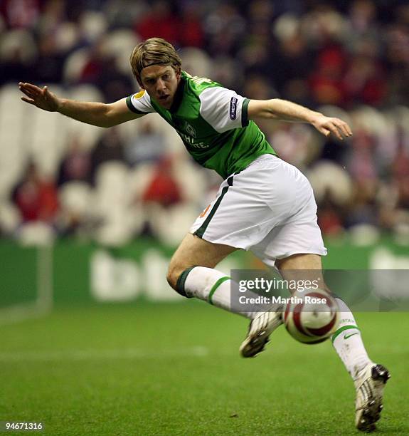 Peter Niemeyer of Bremen runs with the ball during the UEFA Europa League Group L match between Atletico Bilbao and Werder Bremen at the Estadio San...