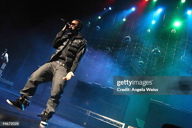 Jeremih performs during the Power 106 Cali Christmas at the Gibson Ampitheater on December 16, 2009 in Los Angeles, California.