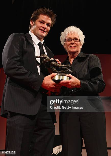Pam Tremain presents All Black Captain Richie McCaw with the Kelvin R. Tremain Memorial Player of the Year trophy during the 2009 Steinlager New...