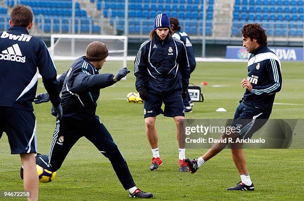 Raul Gonzalez , Fernando Gago and Alvero Arbeloa (L9 of Real Madrid in action during a training session at Valdebebas on December 17, 2009 in Madrid,...