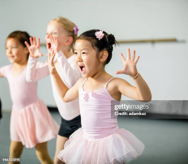 kleine meisjes dansen in studio - tapping points stockfoto's en -beelden