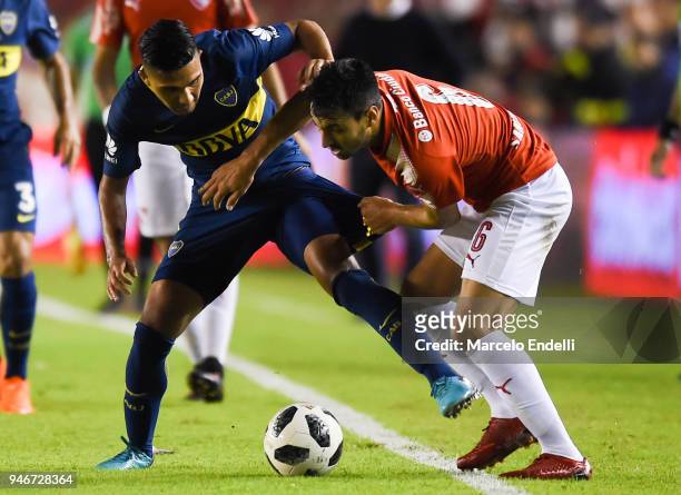 Emanuel Reynoso of Boca Juniors fights for the ball with Juan Sanchez Miño of Independiente during a match between Independiente and Boca Juniors as...