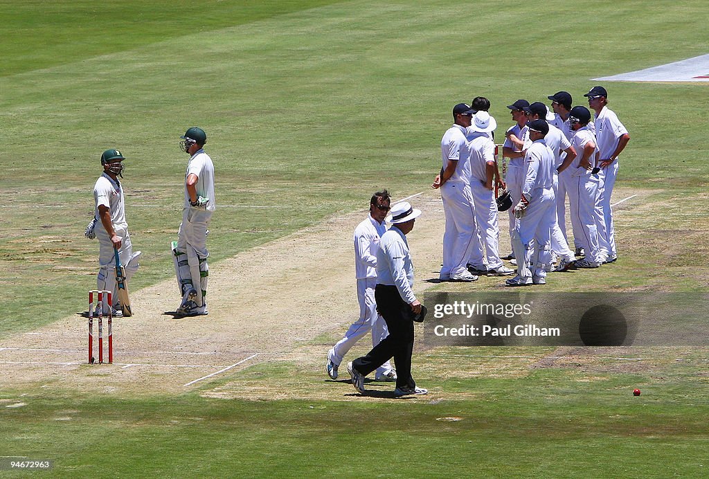 South Africa v England - 1st Test Day Two