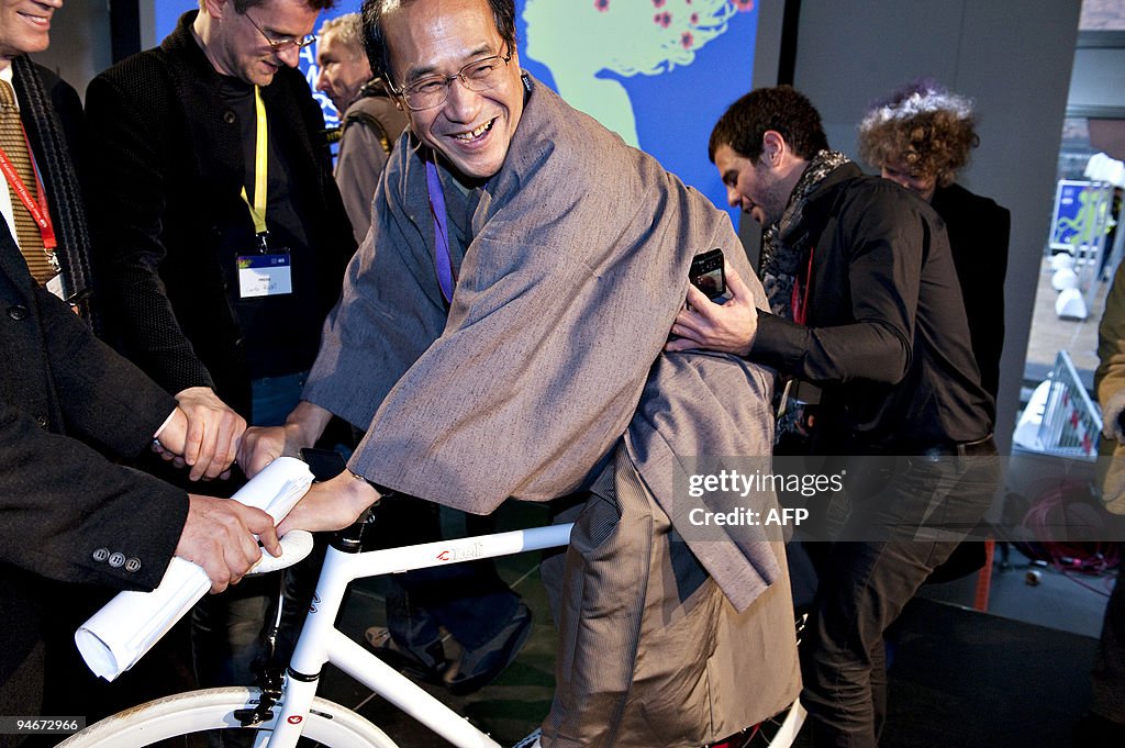 Kyoto Mayor Daisaku Kadokaw has his pict