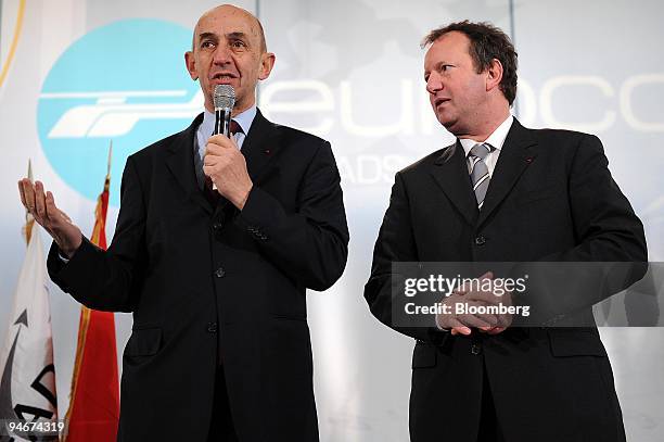 Louis Gallois, chief executive officer of European Aeronautics Defence and Space Co. , left, speaks as Lutz Bertling, chief executive officer of...