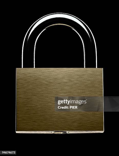 large brass padlock with steel loop - steel pier stockfoto's en -beelden