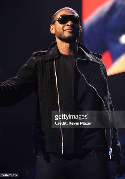 Usher performs with Justin Bieber onstage during Z100's Jingle Ball 2009 presented by H&M at Madison Square Garden on December 11, 2009 in New York...