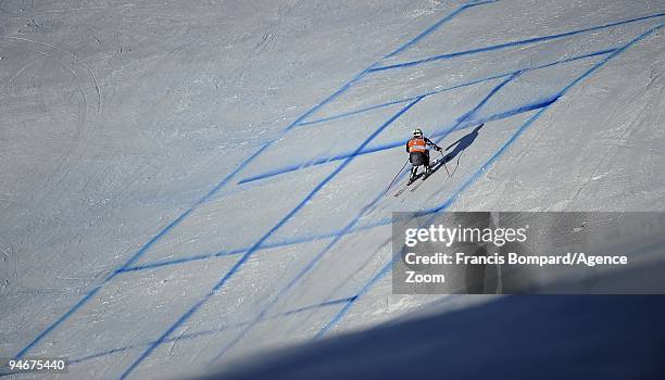 Bode Miller of the USA skis during the Audi FIS Alpine Ski World Cup Men's Downhill Training on December 17, 2009 in Val Gardena, Italy.