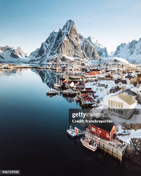 vue aérienne de la reine de norvège - lofoten winter photos et images de collection