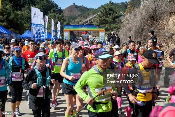 The 2018 jinshanling Great Wall international marathon begins, with 1,500 athletes from 20 countries running the ancient Great Wall jinshanling on...