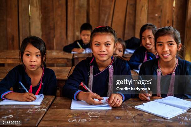 laotische kinder in einer grundschule, dorf im nördlichen laos - third world stock-fotos und bilder