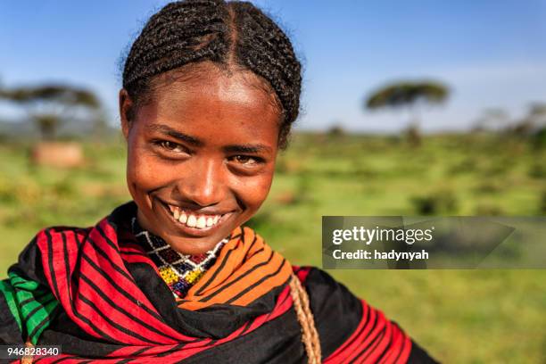 giovane donna della tribù borana, etiopia meridionale, africa - beautiful ethiopian women foto e immagini stock