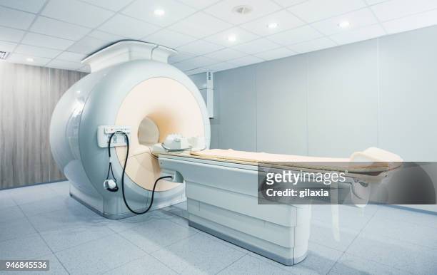 resonancia en un hospital / - medical scanner fotografías e imágenes de stock