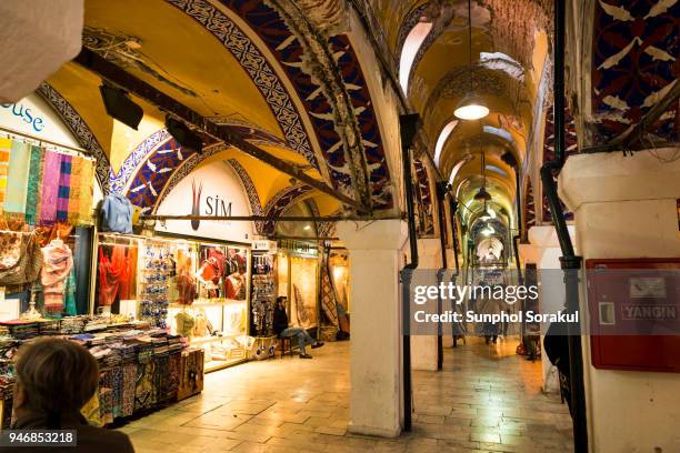 a centre barrel vault passage in the grand bazaar - sunphol stock-fotos und bilder