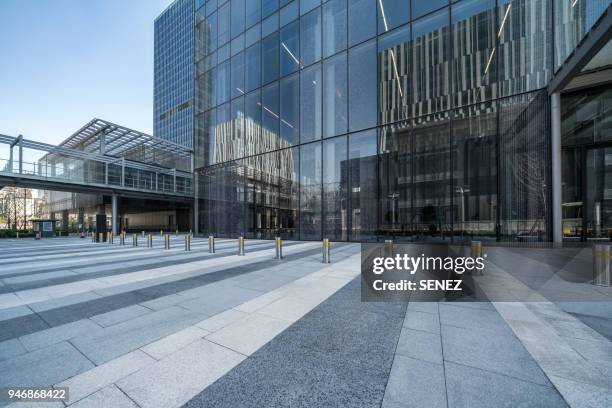 empty square front of modern architectures - eingang hochhaus stock-fotos und bilder