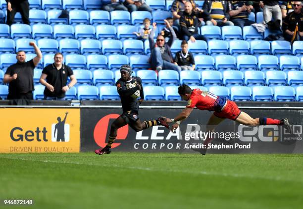 Christian Wade of Wasps scores a try during the Aviva Premiership match between Wasps and Worcester Warriors at The Ricoh Arena on April 14, 2018 in...