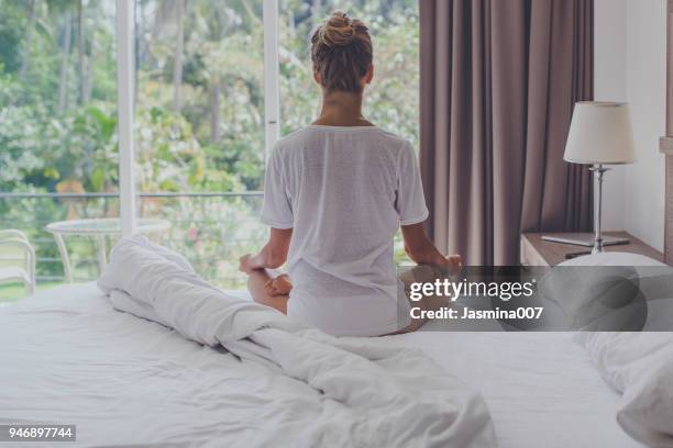 mujer joven meditando  - good posture fotografías e imágenes de stock