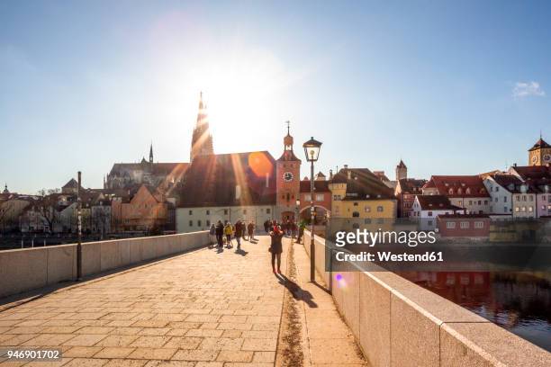 germany, regensburg, view to cathedral at the old town with steinerne bruecke in the foreground - altstadt stock-fotos und bilder