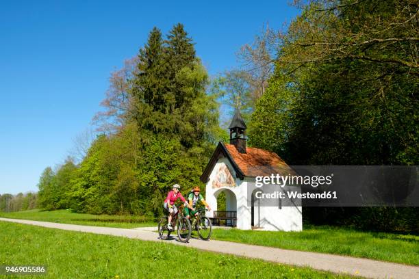 germany, bavaria, upper bavaria, bad heilbrunn, antonius chapel, cyclists - chapel stock pictures, royalty-free photos & images