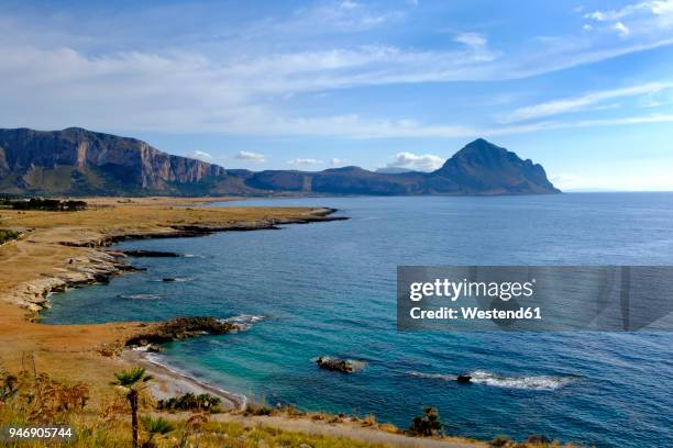 italy, sicily, province of trapani, san vito lo capo, coast contrada salinella with monte cofano - contrada stock pictures, royalty-free photos & images