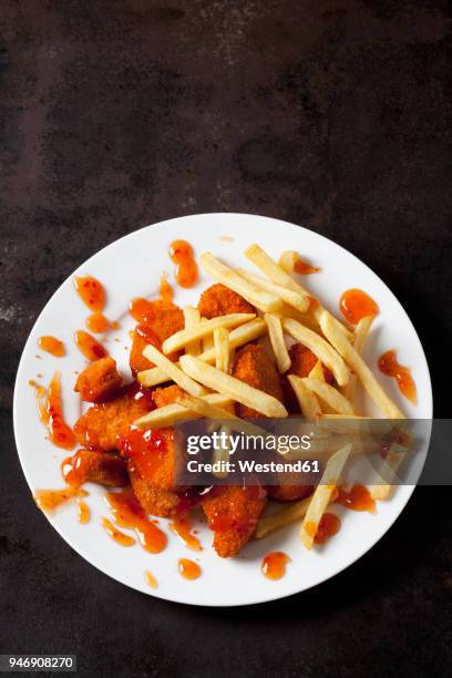 plate of chicken nuggets with sweet chili sauce and french fries on dark metal - molho de pimenta imagens e fotografias de stock