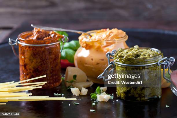 various sorts of pesto - pistou photos et images de collection
