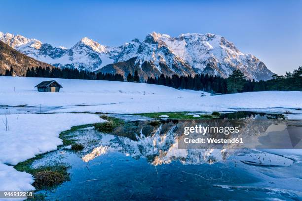 germany, bavaria, upper bavaria, garmisch-partenkirchen, werdenfelser land, schmalensee - bavarian alps stock-fotos und bilder