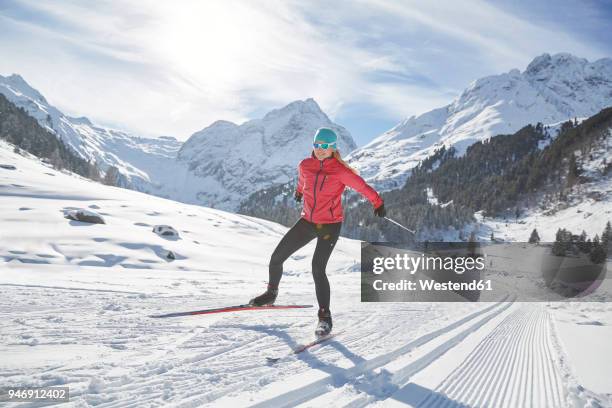 austria, tyrol, luesens, sellrain, cross-country skier in snow-covered landscape - women's cross country skiing - fotografias e filmes do acervo