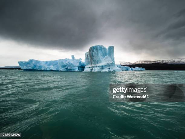 argentina, patagonia, el calafate, puerto bandera, lago argentino, parque nacional los glaciares, estancia cristina, broken iceberg - parque nacional glacier 個照片及圖片檔