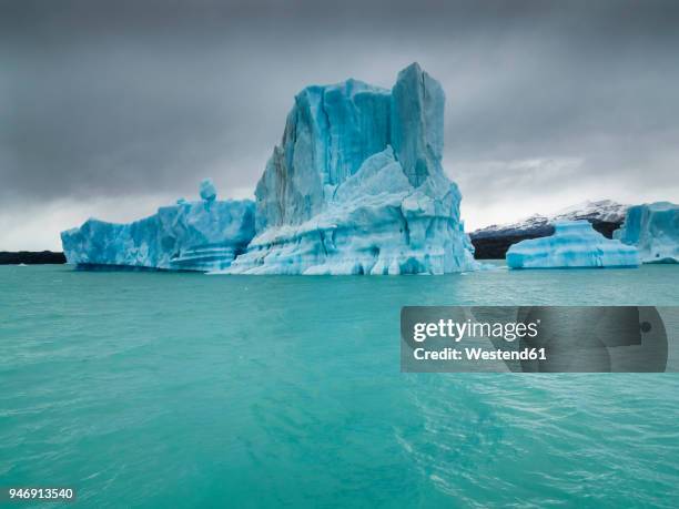 argentina, patagonia, el calafate, puerto bandera, lago argentino, parque nacional los glaciares, estancia cristina, broken iceberg - parque nacional glacier 個照片及圖片檔