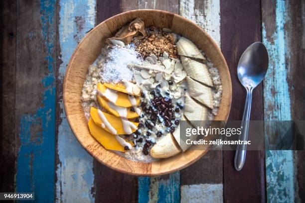 fruchtjoghurt müsli zum frühstück - mango coconut stock-fotos und bilder