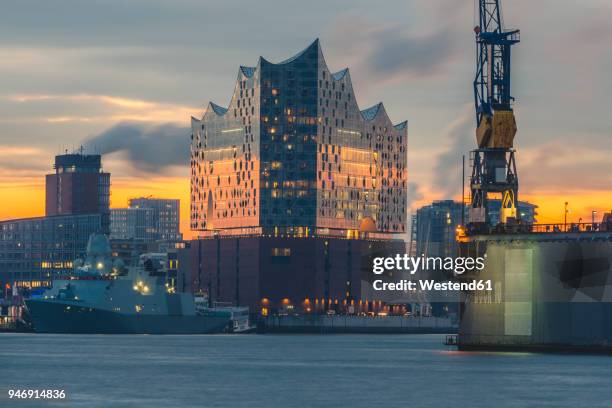 germany, hamburg, hafencity, elbe philharmonic hall at sunrise - hamburgo fotografías e imágenes de stock