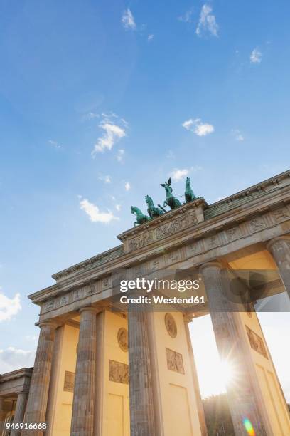 germany, berlin, brandenburger tor at back light - porta de brandemburgo imagens e fotografias de stock