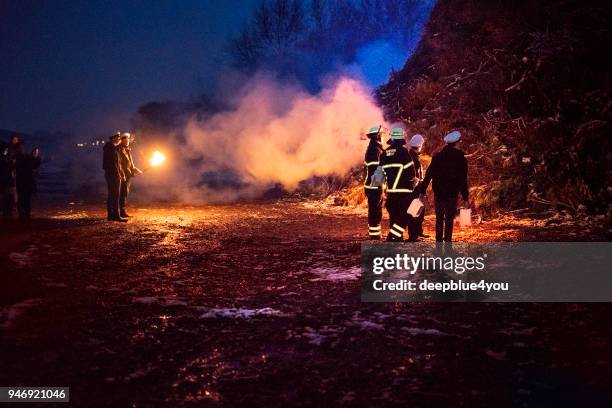 brandweerlieden licht een grote brand van pasen in hamburg, duitsland - hot big women stockfoto's en -beelden