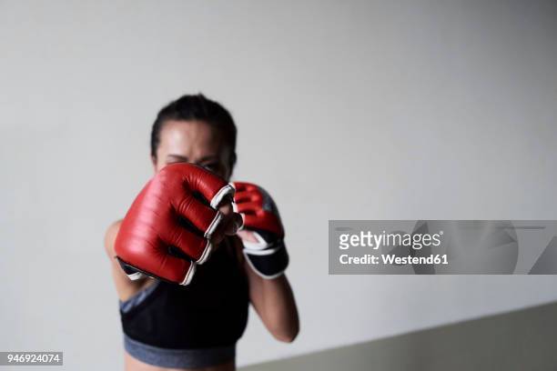 boxing glove of a female boxer exercising - faustschlag stock-fotos und bilder
