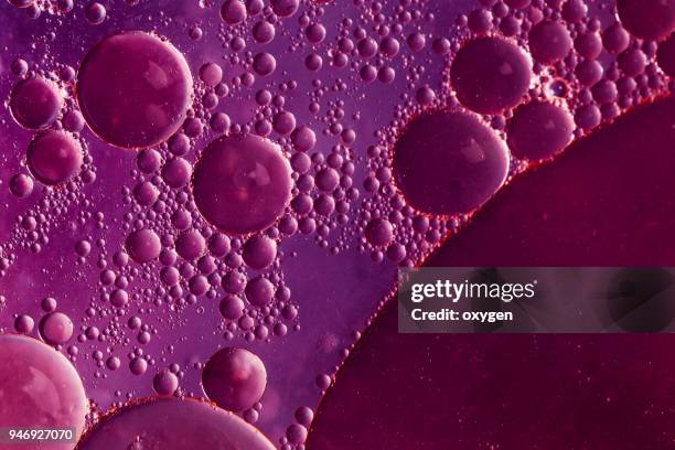 oil drops on a water surface - makrokosmos stock-fotos und bilder