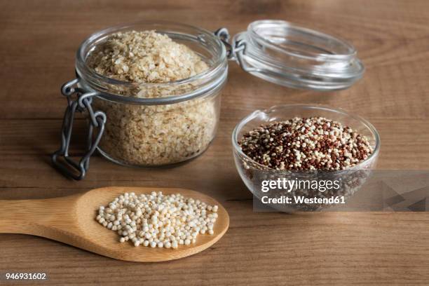 quinoa flakes, quinoa graines and puffed quinoa - quinoa stock-fotos und bilder