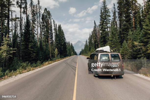 canada, british columbia, trans-canada highway, columbia-shuswap a, camper on the road - autostrada transcanadese foto e immagini stock