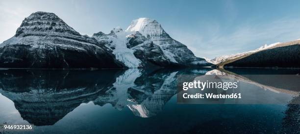 canada, british columbia, rocky mountains, mount robson provincial park, fraser-fort george h, berg lake, berg glacier - glacier columbia photos et images de collection