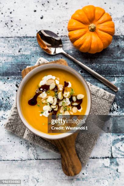 bowl of creamed pumpkin soup - kürbissuppe stock-fotos und bilder