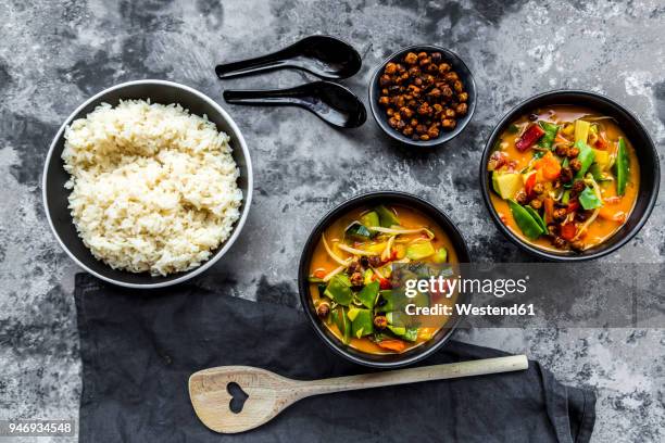 red curry in bowls, rice and roasted chickpeas - picadillo fotografías e imágenes de stock