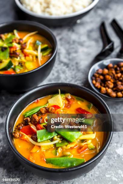 red curry in bowls and roasted chickpeas - pimiento rojo asado fotografías e imágenes de stock
