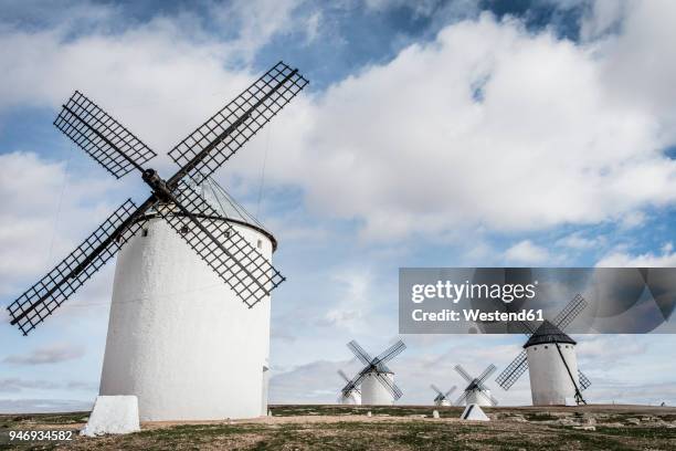 spain, castile-la mancha, campo de criptana, windmills - campo de criptana stockfoto's en -beelden