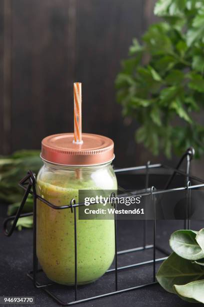 glass of vegetable smoothie - flat leaf parsley - fotografias e filmes do acervo