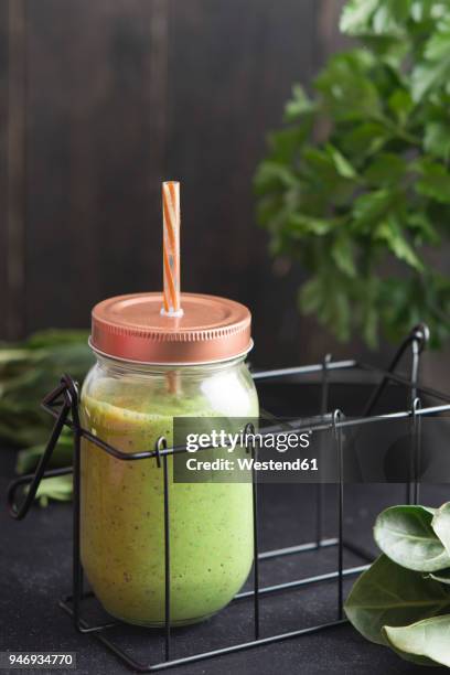 glass of vegetable smoothie - slätpersilja bildbanksfoton och bilder