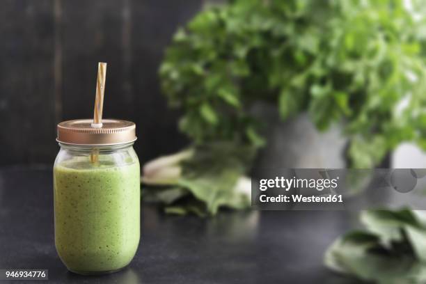 glass of vegetable smoothie - flat leaf parsley - fotografias e filmes do acervo