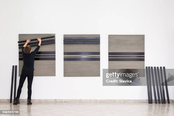 künstlerin montage installationskunst - installationskunst stock-fotos und bilder