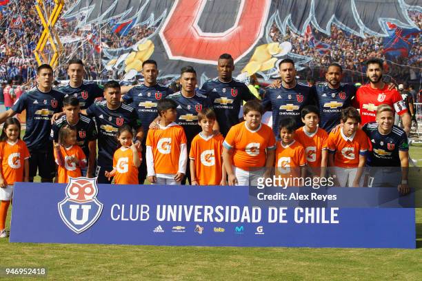 Players of U de Chile pose prior a match between U de Chile and Colo Colo as part of Torneo Scotiabank 2018 at Nacional Stadium of Chile on April 15,...