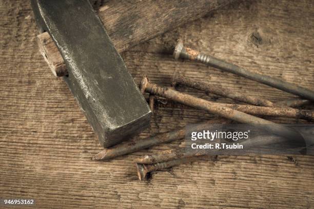 vintage old hammer with rusty nails on wood table background - bricolaje stock pictures, royalty-free photos & images