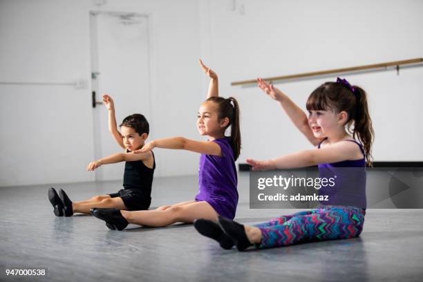 groupe d’enfants pratiquant la danse au studio - 4 5 ans photos et images de collection